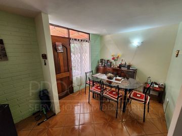 Casa en venta en Macul, 3 pisos, 3 habitaciones, estacionamiento, antejardín y excelente ubicación entre Metro Macul y Las Torres, Línea 4