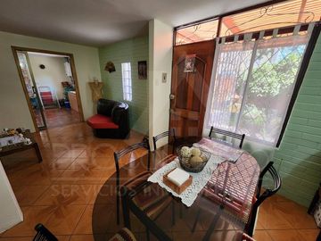 Casa en venta en Macul, 3 pisos, 3 habitaciones, estacionamiento, antejardín y excelente ubicación entre Metro Macul y Las Torres, Línea 4