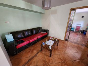 Casa en venta en Macul, 3 pisos, 3 habitaciones, estacionamiento, antejardín y excelente ubicación entre Metro Macul y Las Torres, Línea 4