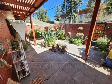 Casa en venta en Macul, 3 pisos, 3 habitaciones, estacionamiento, antejardín y excelente ubicación entre Metro Macul y Las Torres, Línea 4