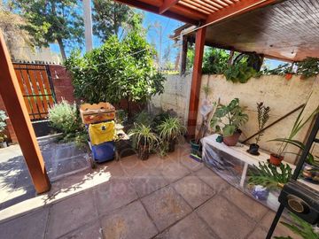 Casa en venta en Macul, 3 pisos, 3 habitaciones, estacionamiento, antejardín y excelente ubicación entre Metro Macul y Las Torres, Línea 4