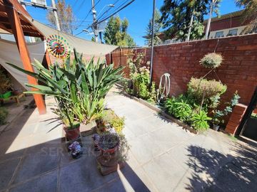 Casa en venta en Macul, 3 pisos, 3 habitaciones, estacionamiento, antejardín y excelente ubicación entre Metro Macul y Las Torres, Línea 4