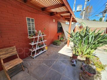 Casa en venta en Macul, 3 pisos, 3 habitaciones, estacionamiento, antejardín y excelente ubicación entre Metro Macul y Las Torres, Línea 4