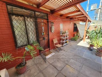 Casa en venta en Macul, 3 pisos, 3 habitaciones, estacionamiento, antejardín y excelente ubicación entre Metro Macul y Las Torres, Línea 4