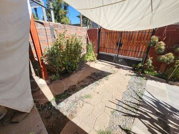 Casa en venta en Macul, 3 pisos, 3 habitaciones, estacionamiento, antejardín y excelente ubicación entre Metro Macul y Las Torres, Línea 4