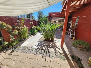Casa en venta en Macul, 3 pisos, 3 habitaciones, estacionamiento, antejardín y excelente ubicación entre Metro Macul y Las Torres, Línea 4