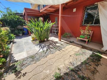 Casa en venta en Macul, 3 pisos, 3 habitaciones, estacionamiento, antejardín y excelente ubicación entre Metro Macul y Las Torres, Línea 4