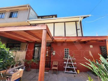 Casa en venta en Macul, 3 pisos, 3 habitaciones, estacionamiento, antejardín y excelente ubicación entre Metro Macul y Las Torres, Línea 4