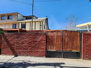 Casa en venta en Macul, 3 pisos, 3 habitaciones, estacionamiento, antejardín y excelente ubicación entre Metro Macul y Las Torres, Línea 4