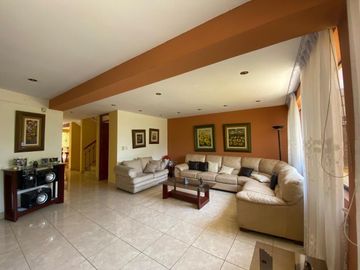 HERMOSA CASA DE 4 PISOS CON 10 HABITACIONES