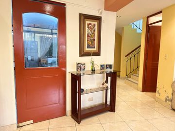 HERMOSA CASA DE 4 PISOS CON 10 HABITACIONES