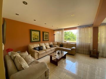 HERMOSA CASA DE 4 PISOS CON 10 HABITACIONES