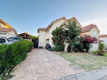 En venta casa de 3D3B con piscina