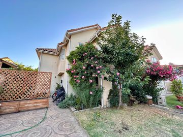 En venta casa de 3D3B con piscina
