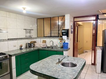 HERMOSA CASA DE 4 PISOS CON 10 HABITACIONES
