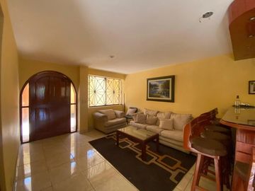 HERMOSA CASA DE 4 PISOS CON 10 HABITACIONES