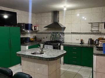 HERMOSA CASA DE 4 PISOS CON 10 HABITACIONES