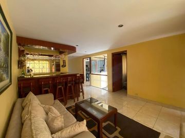 HERMOSA CASA DE 4 PISOS CON 10 HABITACIONES