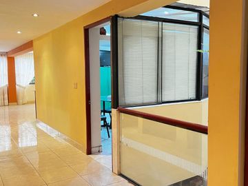 HERMOSA CASA DE 4 PISOS CON 10 HABITACIONES