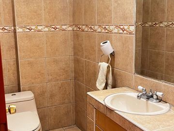 HERMOSA CASA DE 4 PISOS CON 10 HABITACIONES