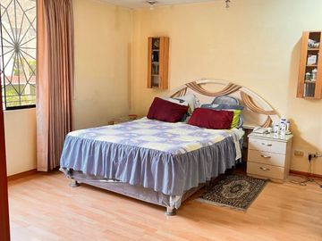 HERMOSA CASA DE 4 PISOS CON 10 HABITACIONES