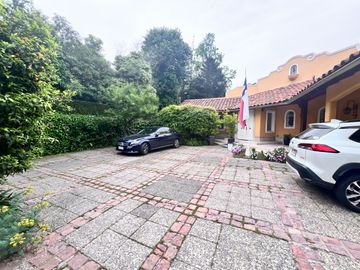 Casa Con Gran Terreno, En Excelente Sector