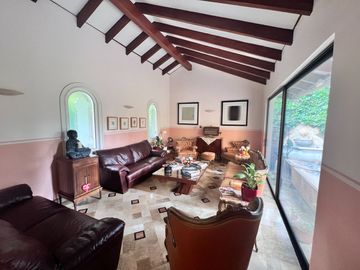 Casa Con Gran Terreno, En Excelente Sector