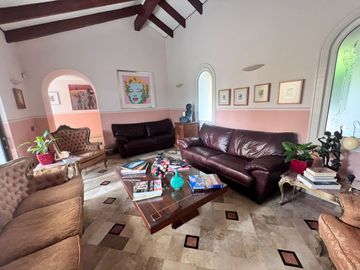 Casa Con Gran Terreno, En Excelente Sector
