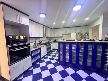 Casa Con Gran Terreno, En Excelente Sector