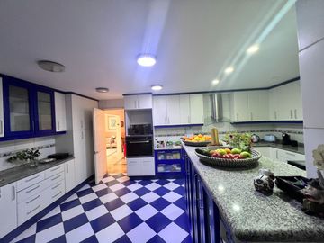 Casa Con Gran Terreno, En Excelente Sector