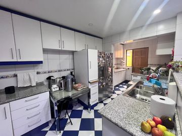 Casa Con Gran Terreno, En Excelente Sector