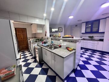 Casa Con Gran Terreno, En Excelente Sector