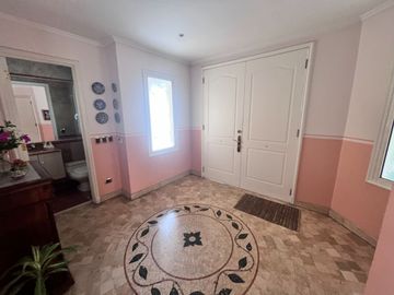 Casa Con Gran Terreno, En Excelente Sector