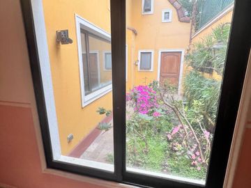 Casa Con Gran Terreno, En Excelente Sector