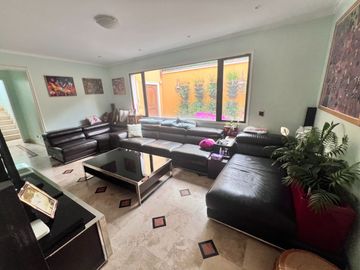 Casa Con Gran Terreno, En Excelente Sector