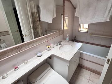 Casa Con Gran Terreno, En Excelente Sector