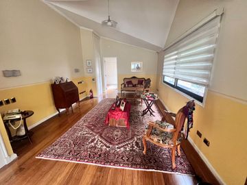 Casa Con Gran Terreno, En Excelente Sector