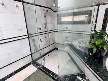 Casa Con Gran Terreno, En Excelente Sector