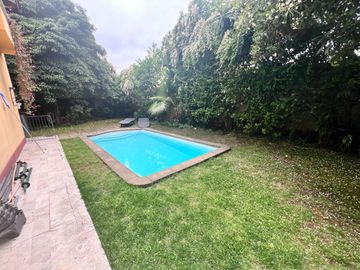 Casa Con Gran Terreno, En Excelente Sector