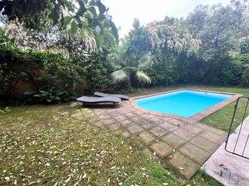 Casa Con Gran Terreno, En Excelente Sector