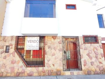 EN VENTA CASA CENTRICA