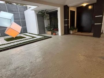 Gran residencia en la Col. Unidad Nacional. Incluye todo el mobiliario y equipo!