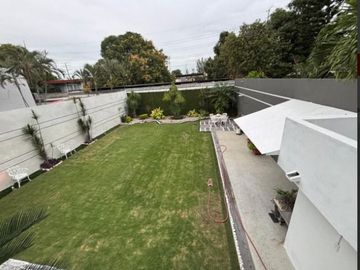 Gran residencia en la Col. Unidad Nacional. Incluye todo el mobiliario y equipo!