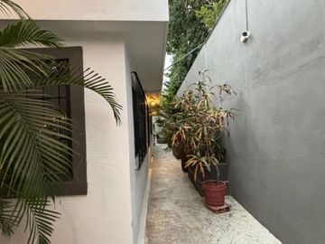Gran residencia en la Col. Unidad Nacional. Incluye todo el mobiliario y equipo!