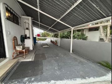 Gran residencia en la Col. Unidad Nacional. Incluye todo el mobiliario y equipo!