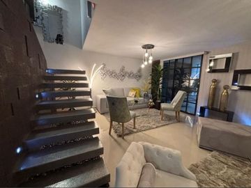 Gran residencia en la Col. Unidad Nacional. Incluye todo el mobiliario y equipo!