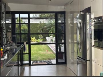 Gran residencia en la Col. Unidad Nacional. Incluye todo el mobiliario y equipo!