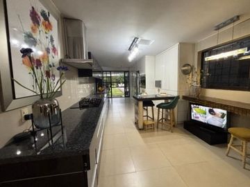 Gran residencia en la Col. Unidad Nacional. Incluye todo el mobiliario y equipo!