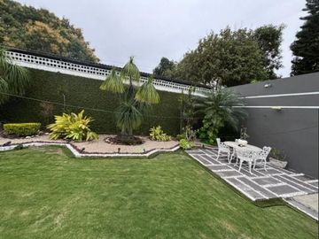 Gran residencia en la Col. Unidad Nacional. Incluye todo el mobiliario y equipo!