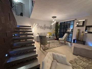Gran residencia en la Col. Unidad Nacional. Incluye todo el mobiliario y equipo!